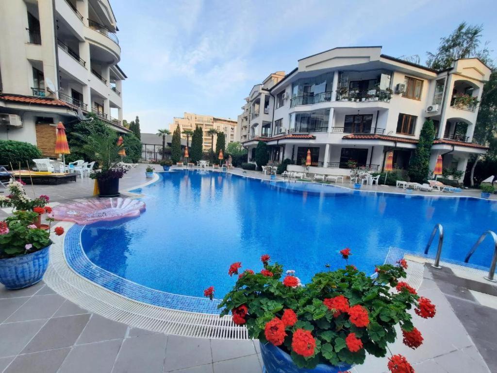 Dkapartments Chateau Valon Pantai Sunny Bagian luar foto